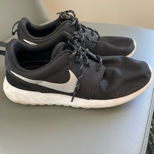 Size 8 black Roshes